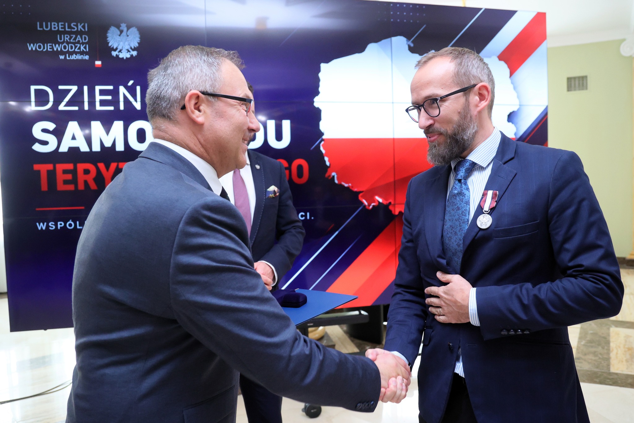 Burmistrz Jakub Jakubowski z Honorową Odznaką za Zasługi dla Samorządu Terytorialnego