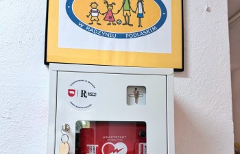 Defibrylator w Szkole Podstawowej nr 2 w Radzyniu Podlaskim (budynek przy ul. Chmielowskiego)