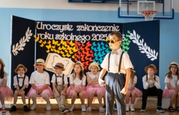 Zakończenie roku szkolnego w budynku Szkoły Podstawowej nr 2 przy ul. Chmielowskiego