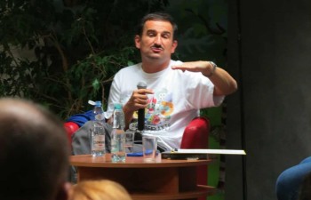 F.: Biblioteka Miejska
